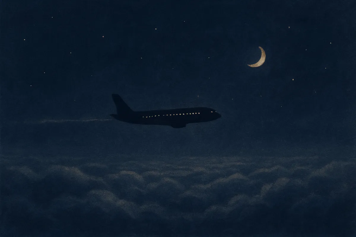 Gemalte nächtliche Traumszene: ein kleines Flugzeug hoch über mondbeschienenen Wolken, tief unten ein stilles Lichtermeer