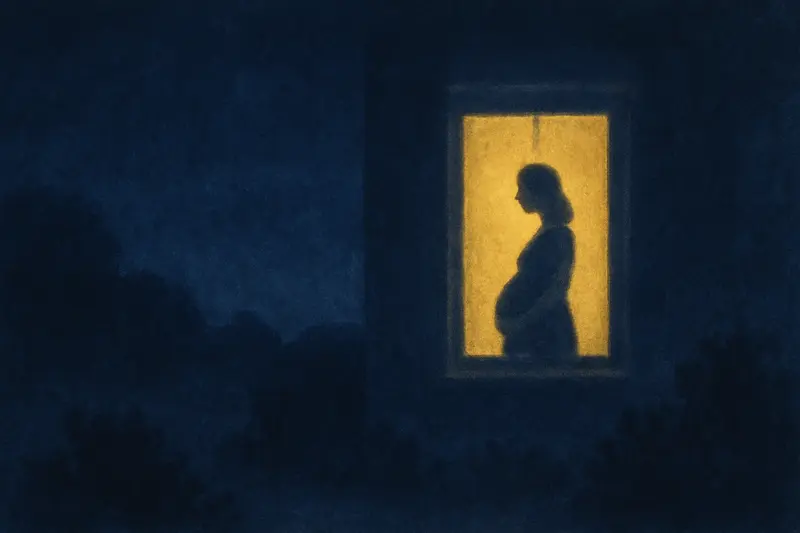 Eine andere Person ist schwanger — ein fernes erleuchtetes Fenster mit der Silhouette einer Schwangeren